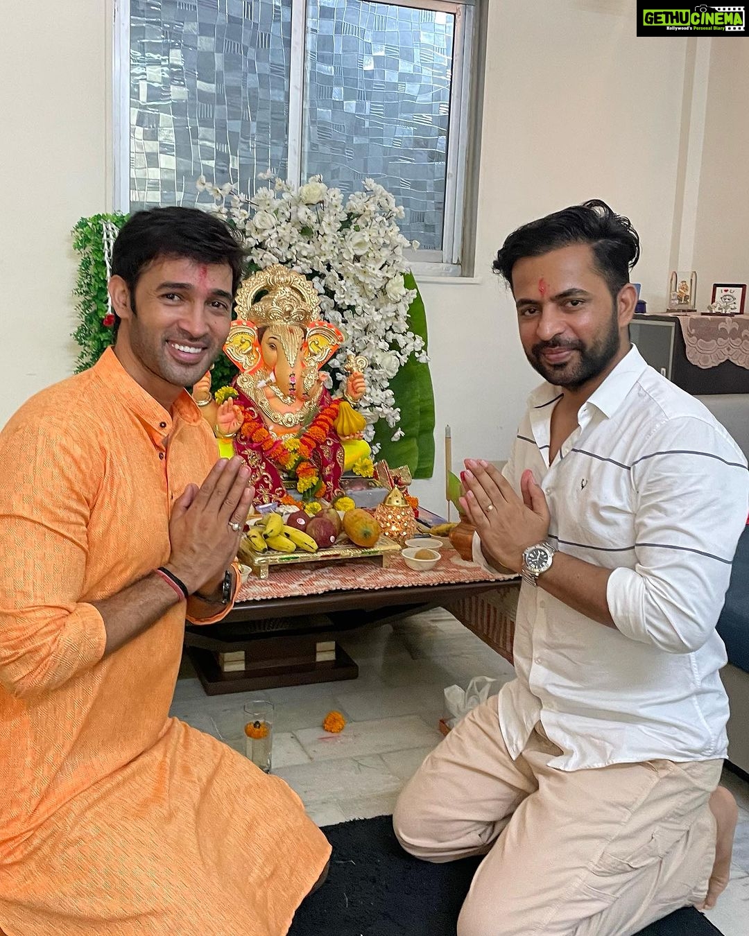 Karan Sharma Instagram - Had great Darshan in two days still more Darshan pending π¬..May BAPPA Bless you all π€π@iam_snehajain @aloknarulaofficial @jeevanshchadha @acharaya_karun ! #ganeshchaturthi #karansharma . . PS : more Dashan pics coming soon !