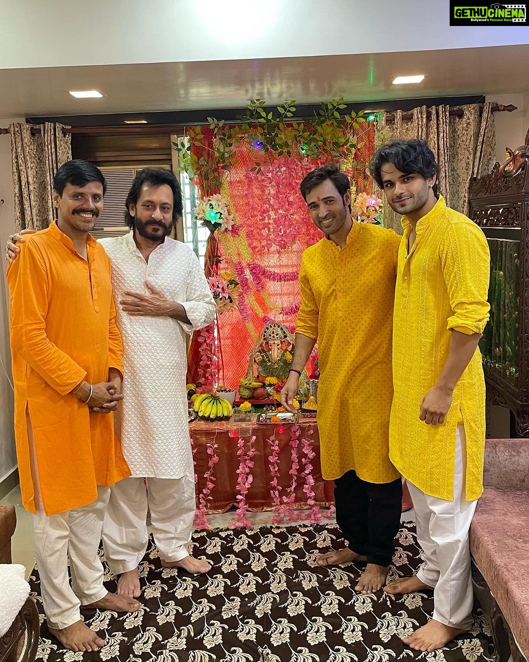 Karan Sharma Instagram - Had great Darshan in two days still more Darshan pending π¬..May BAPPA Bless you all π€π@iam_snehajain @aloknarulaofficial @jeevanshchadha @acharaya_karun ! #ganeshchaturthi #karansharma . . PS : more Dashan pics coming soon !