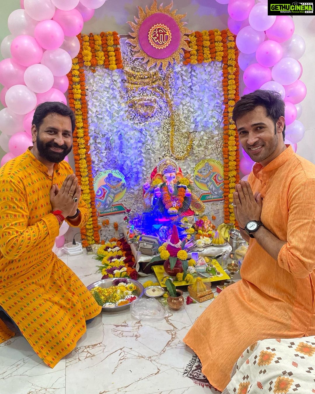 Karan Sharma Instagram - Had great Darshan in two days still more Darshan pending π¬..May BAPPA Bless you all π€π@iam_snehajain @aloknarulaofficial @jeevanshchadha @acharaya_karun ! #ganeshchaturthi #karansharma . . PS : more Dashan pics coming soon !