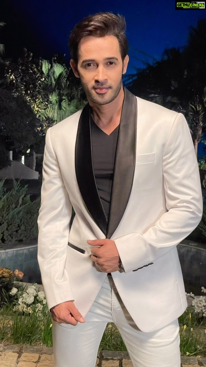 Karan Sharma Instagram - All I wanna say that .. My music video MERA CHAND IS already RELEASED …Have you watched it - LINK IN BIO 😃😉❤️! . . Styling by @ravina__rajput6 @virdikanika Designed by @satvastudios