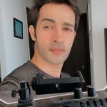 Karan Sharma Instagram - Gulabi 👁️ jo teri dekhi 🍷 ye ♥️ ho gya ! … . . . #karansharma #trending #reelsinstagram #india
