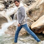 Karan Sharma Instagram - Walking on the mountains ⛰️ is not easy .. Gir bhi sakte ho baba 😄😬 ! #manalidiaries . . . #manali #fun #friends #karansharma . .