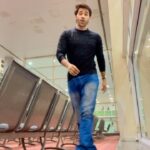 Karan Sharma Instagram - When you reach airport 5hrs in advance 😀.. . while coming back from Manali I reach Chandigarh airport lil early (only 5hrs ) 🤓… So 2-3 reels bana dali 😀.. Hope you enjoy this one ❤️! #fanlove #karansharma #travel #chandigarh #manali Chandigarh International Airport