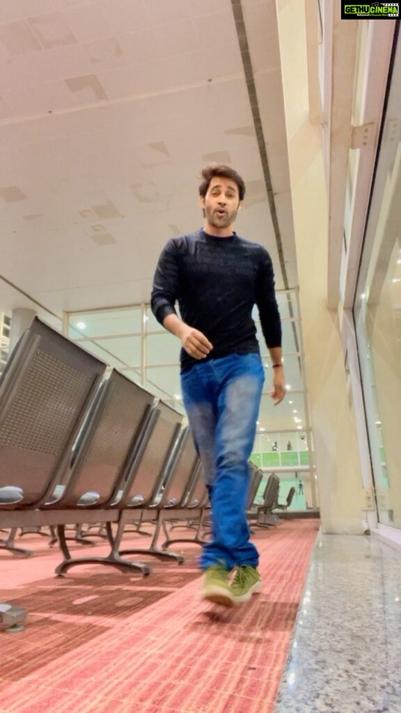 Karan Sharma Instagram - When you reach airport 5hrs in advance 😀.. . while coming back from Manali I reach Chandigarh airport lil early (only 5hrs ) 🤓… So 2-3 reels bana dali 😀.. Hope you enjoy this one ❤! #fanlove #karansharma #travel #chandigarh #manali Chandigarh International Airport