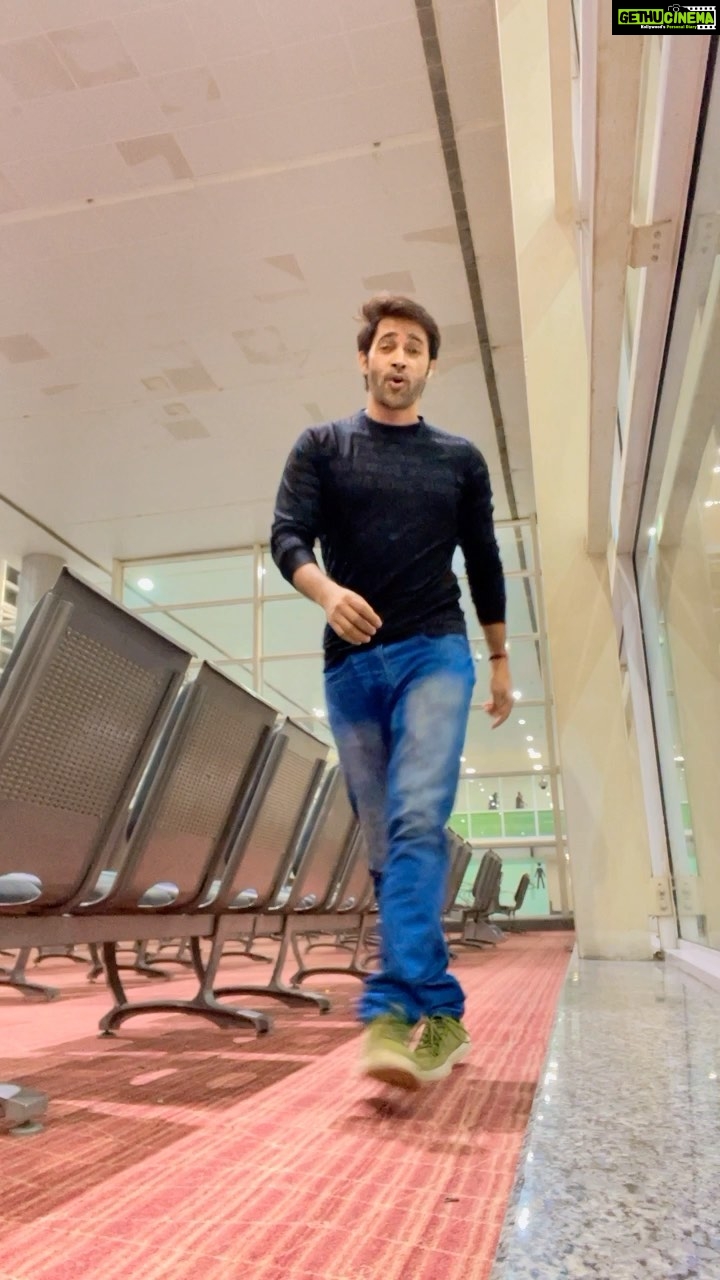 Karan Sharma Instagram - When you reach airport 5hrs in advance 😀.. . while coming back from Manali I reach Chandigarh airport lil early (only 5hrs ) 🤓… So 2-3 reels bana dali 😀.. Hope you enjoy this one ❤️! #fanlove #karansharma #travel #chandigarh #manali Chandigarh International Airport