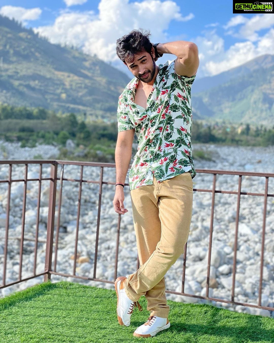 Karan Sharma Instagram - Sometimes you just need a good photography to see how cool you look 😎 .. Thanks @hancockfashion for this cool shirt and trouser ! ❤️