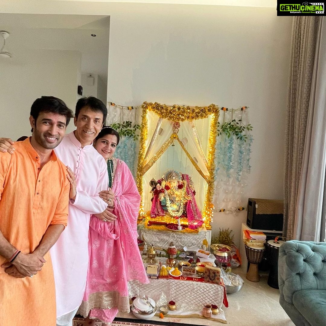 Karan Sharma Instagram - Had great Darshan of Bappa at your new house sir @soorajthapar @diptisthapar .. May Bappa Bless you with lots of happiness and success! π€πβ€οΈ ! - . kuch purane dost bhi mil gaye ππ ! @i_ashisinghh @sharainkhanduja_official @ridtiwari
