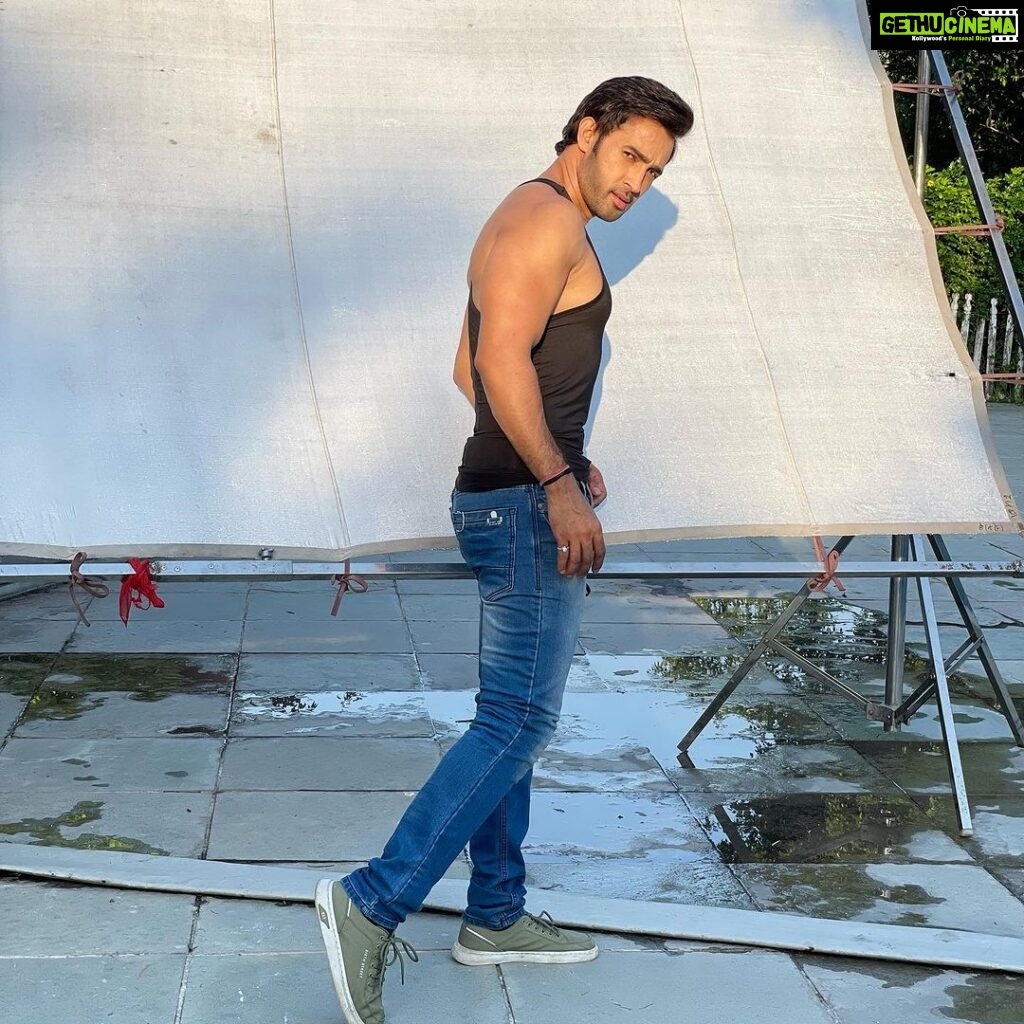 Karan Sharma Instagram - Playing with sunlight 😎.. before sun set on the set #merachand #musicvideo #comingsoon …. On 31st Oct !