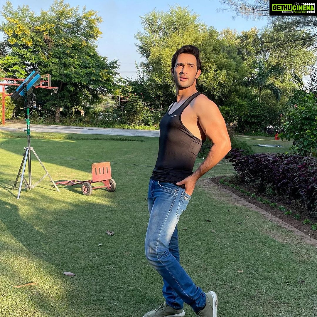 Karan Sharma Instagram - Playing with sunlight 😎.. before sun set on the set #merachand #musicvideo #comingsoon …. On 31st Oct !
