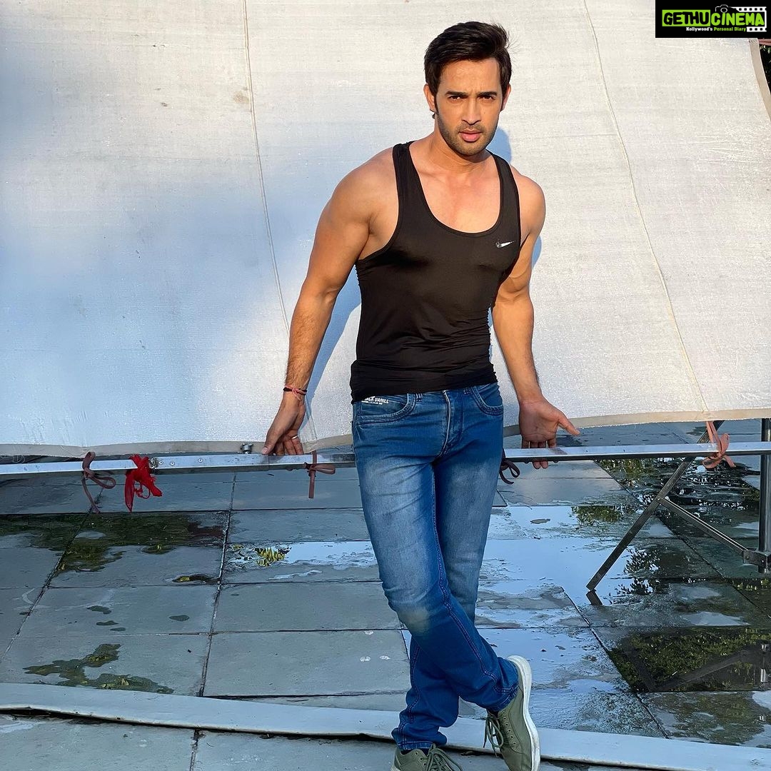 Karan Sharma Instagram - Playing with sunlight 😎.. before sun set on the set #merachand #musicvideo #comingsoon …. On 31st Oct !