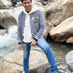 Karan Sharma Instagram - Walking on the mountains ⛰️ is not easy .. Gir bhi sakte ho baba 😄😬 ! #manalidiaries . . . #manali #fun #friends #karansharma . .