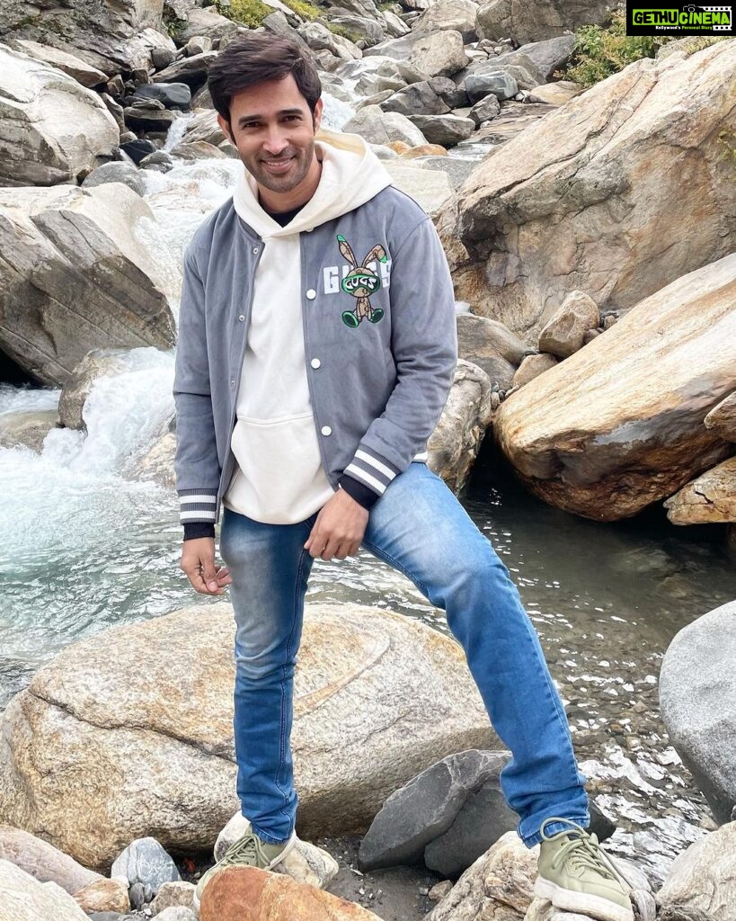Karan Sharma Instagram - Walking on the mountains ⛰ is not easy .. Gir bhi sakte ho baba 😄😬 ! #manalidiaries . . . #manali #fun #friends #karansharma . .
