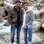 Karan Sharma Instagram – Walking on  the mountains ⛰️ is not easy .. Gir bhi sakte ho baba 😄😬 ! #manalidiaries 

.
.
.
 #manali #fun  #friends #karansharma 
.
.