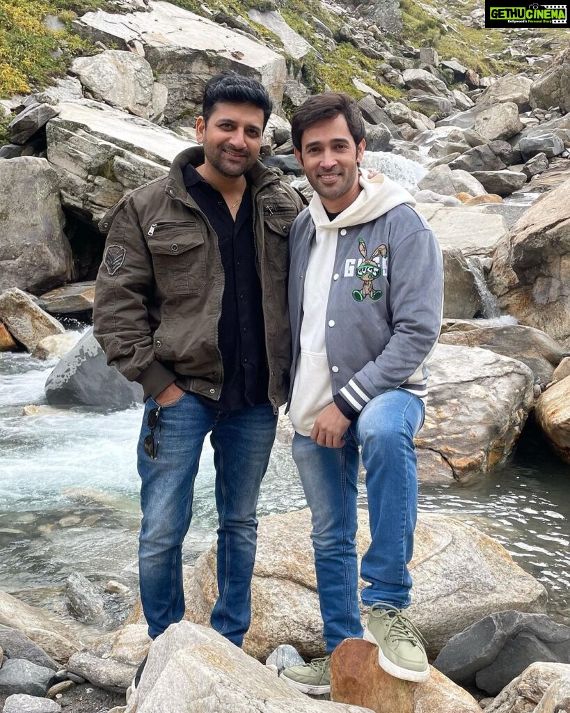 Karan Sharma Instagram - Walking on the mountains ⛰️ is not easy .. Gir bhi sakte ho baba 😄😬 ! #manalidiaries . . . #manali #fun #friends #karansharma . .