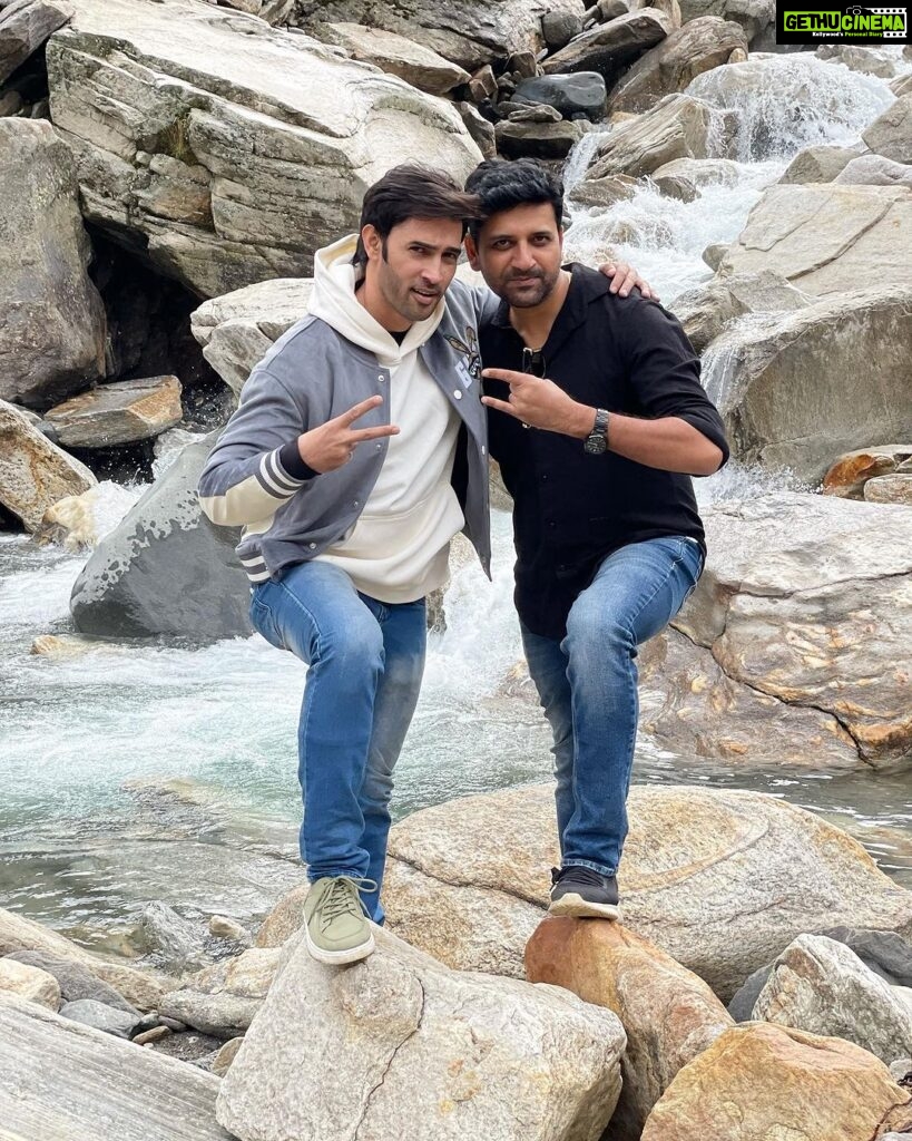 Karan Sharma Instagram - Walking on the mountains ⛰ is not easy .. Gir bhi sakte ho baba 😄😬 ! #manalidiaries . . . #manali #fun #friends #karansharma . .