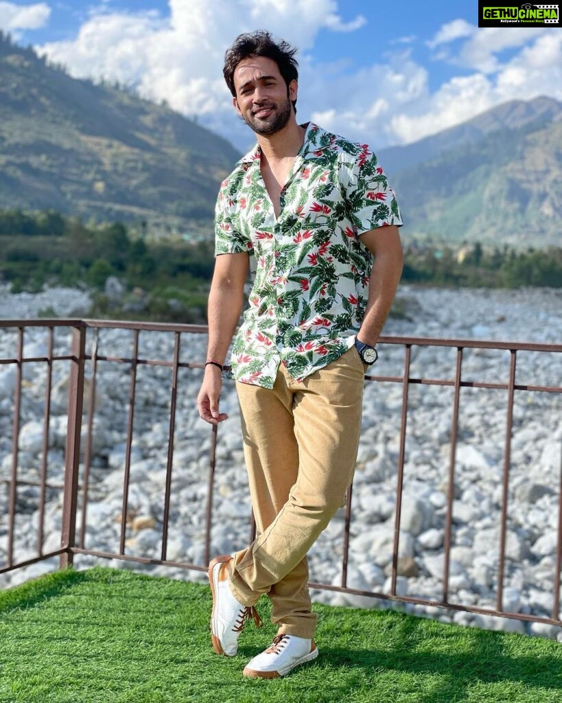 Karan Sharma Instagram - Sometimes you just need a good photography to see how cool you look 😎 .. Thanks @hancockfashion for this cool shirt and trouser ! ❤️