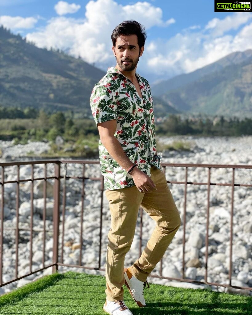 Karan Sharma Instagram - Sometimes you just need a good photography to see how cool you look 😎 .. Thanks @hancockfashion for this cool shirt and trouser ! ❤️