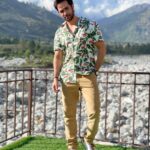 Karan Sharma Instagram - Sometimes you just need a good photography to see how cool you look 😎 .. Thanks @hancockfashion for this cool shirt and trouser ! ❤️