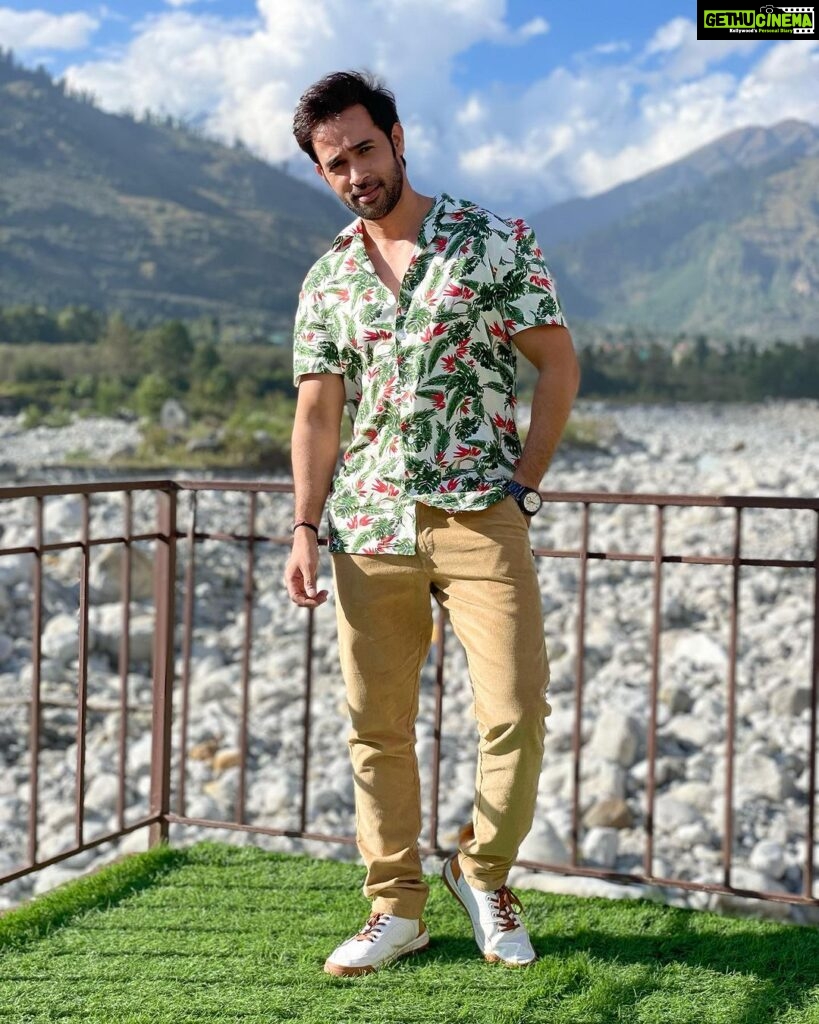 Karan Sharma Instagram - Sometimes you just need a good photography to see how cool you look 😎 .. Thanks @hancockfashion for this cool shirt and trouser ! ❤