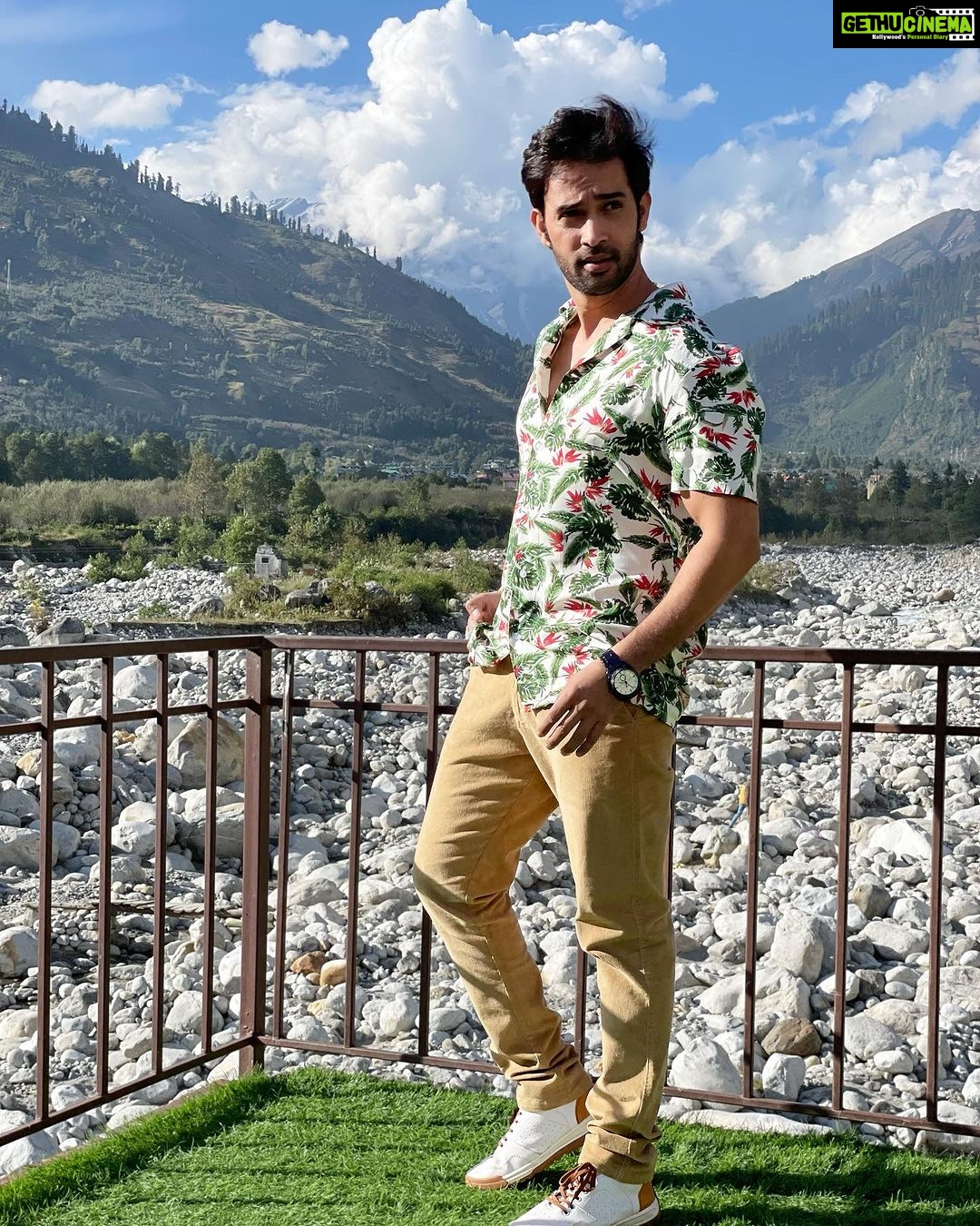Karan Sharma Instagram - Sometimes you just need a good photography to see how cool you look 😎 .. Thanks @hancockfashion for this cool shirt and trouser ! ❤️