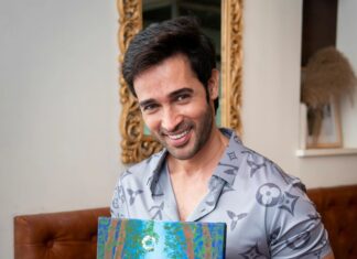 Karan Sharma Instagram - Now you guys decide who is the winner 😜😀 ... all paintings in single frame 😎 ! . . #painting #fun #karansharma
