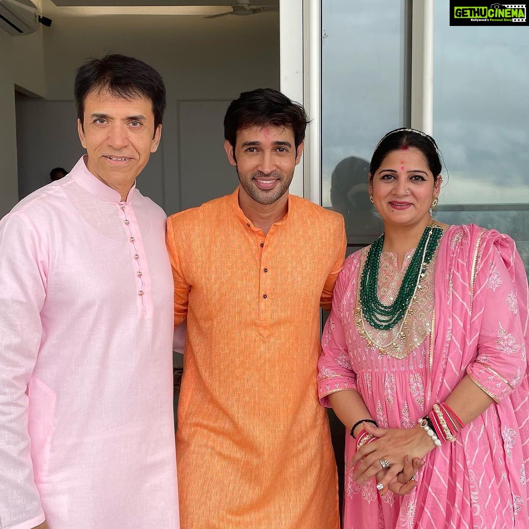 Karan Sharma Instagram - Had great Darshan of Bappa at your new house sir @soorajthapar @diptisthapar .. May Bappa Bless you with lots of happiness and success! π€πβ€οΈ ! - . kuch purane dost bhi mil gaye ππ ! @i_ashisinghh @sharainkhanduja_official @ridtiwari