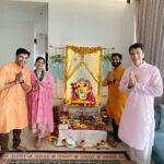 Karan Sharma Instagram – Had great Darshan of Bappa at your new house sir @soorajthapar  @diptisthapar .. May Bappa Bless you with lots of happiness and success! 🤗🙏❤️ ! – 
.
kuch purane dost bhi mil gaye 😀😉 ! @i_ashisinghh  @sharainkhanduja_official  @ridtiwari