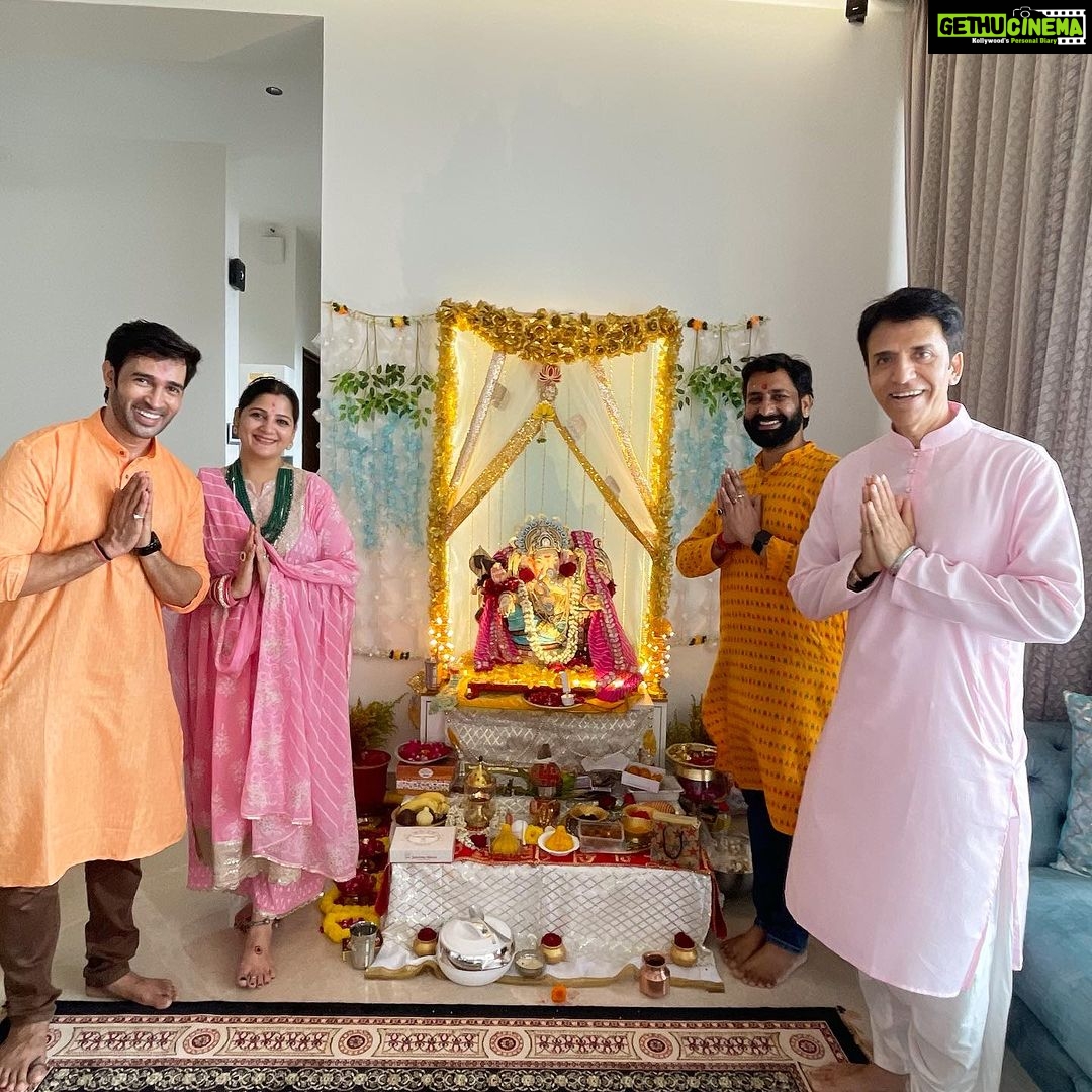 Karan Sharma Instagram - Had great Darshan of Bappa at your new house sir @soorajthapar @diptisthapar .. May Bappa Bless you with lots of happiness and success! π€πβ€οΈ ! - . kuch purane dost bhi mil gaye ππ ! @i_ashisinghh @sharainkhanduja_official @ridtiwari