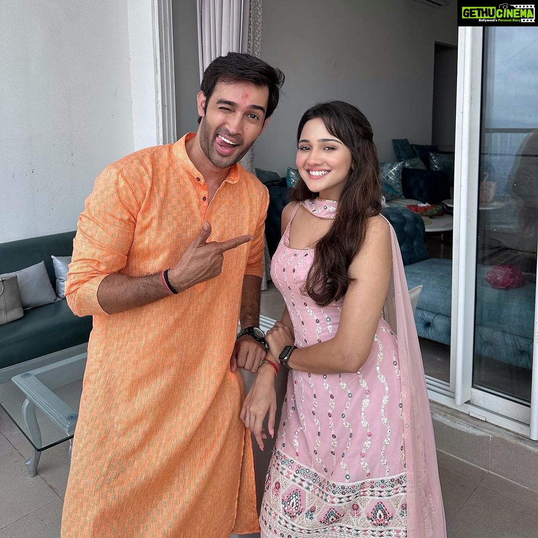 Karan Sharma Instagram - Had great Darshan of Bappa at your new house sir @soorajthapar @diptisthapar .. May Bappa Bless you with lots of happiness and success! π€πβ€οΈ ! - . kuch purane dost bhi mil gaye ππ ! @i_ashisinghh @sharainkhanduja_official @ridtiwari