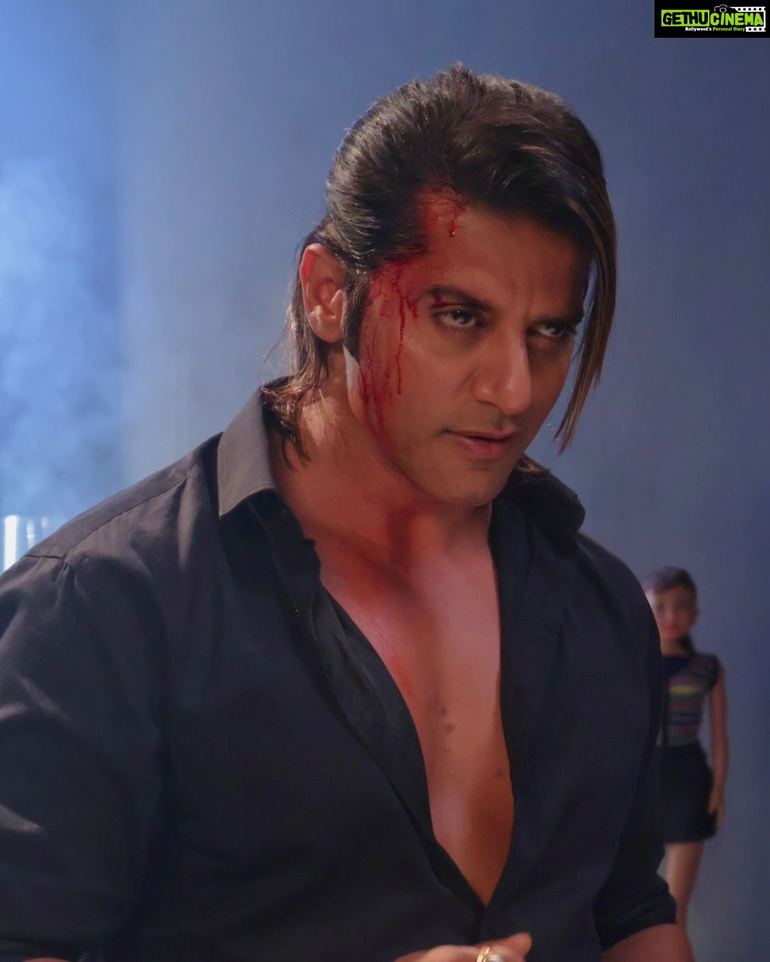 Karanvir Bohra Instagram - Wishing everyone a #happyhalloween 🩸 It's #trickortreat for you this season in #saubhagyawatibhava2 keep watching it in @starbharat everyday at 10pm