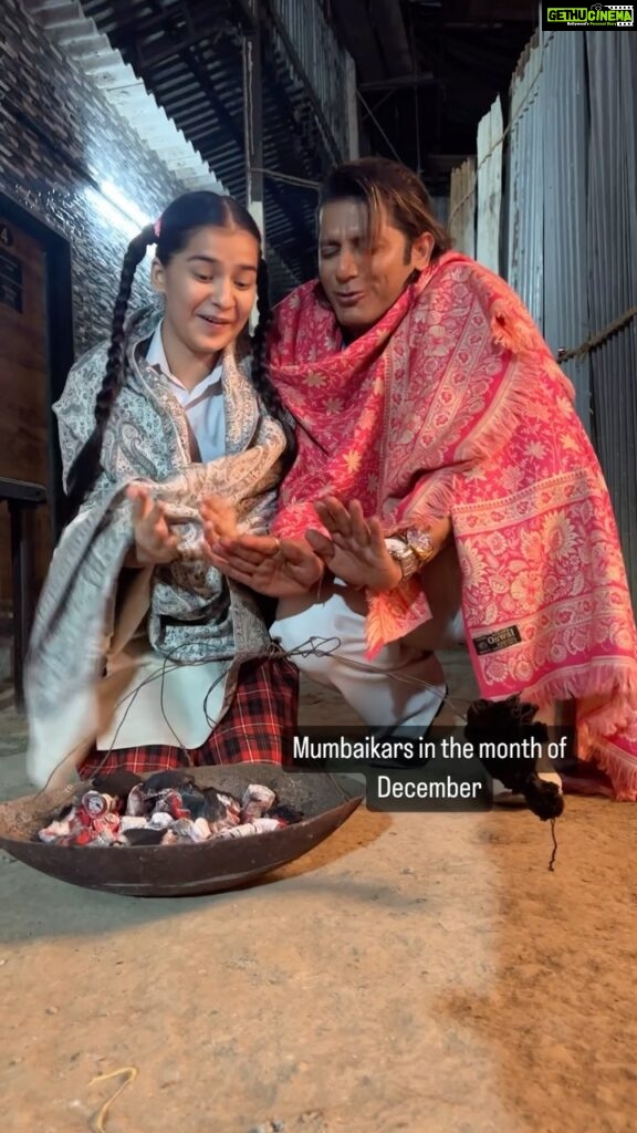 Karanvir Bohra Instagram - Bas bahana chahiye humari #mumbai wali sardi mein, hum #mumbaiwalo ko 😂 with my 4th daughter @angel_shettyy