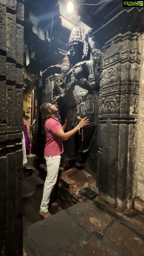 Karanvir Bohra Instagram - This is for all those who have visited #tirupatibalaji and haven’t gone to #mahalaxmikolhapur , then make a plan immediately…. Blessed to have gotten Maa’s blessings on such an auspicious full moon day #jaiambe So many people to thank for this blessing (thanking them in my heart) and taken blessings for all those who asked me 🙏🏼🙏🏼