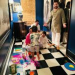Kareena Kapoor Instagram - Aiyoooo when the family decides to do Rangoli…or Holi…no idea …but what matters is we had fun…❤️💥💥 #Let the festivities begin#love and laughter to everyone 🌈❤️