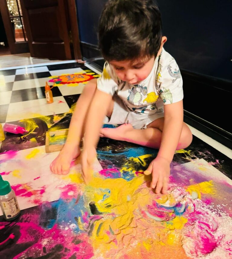 Kareena Kapoor Instagram - Aiyoooo when the family decides to do Rangoli…or Holi…no idea …but what matters is we had fun…❤️💥💥 #Let the festivities begin#love and laughter to everyone 🌈❤️