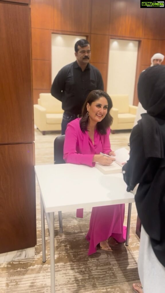 Kareena Kapoor Instagram - Sharjah International Book Fair, what an honour to be there! Thank you for having me 🩷 @sharjahbookauthority #SIBF23