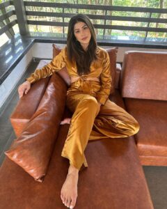 Karishma Kotak Instagram - One week 
Five cities 
You figure which ?♾️
