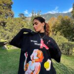 Karishma Sharma Instagram - We all feel a lot of emotions and we have too many thoughts, but by running away from it we make it worse, rather face it fearlessly and stop apologising for your emotions 🫡☺️🤪🤧🥹🤌🏼💙 @esthreall @banon_mountain_resorts