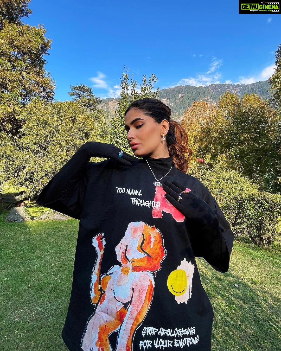Karishma Sharma Instagram - We all feel a lot of emotions and we have too many thoughts, but by running away from it we make it worse, rather face it fearlessly and stop apologising for your emotions 🫡☺️🤪🤧🥹🤌🏼💙 @esthreall @banon_mountain_resorts