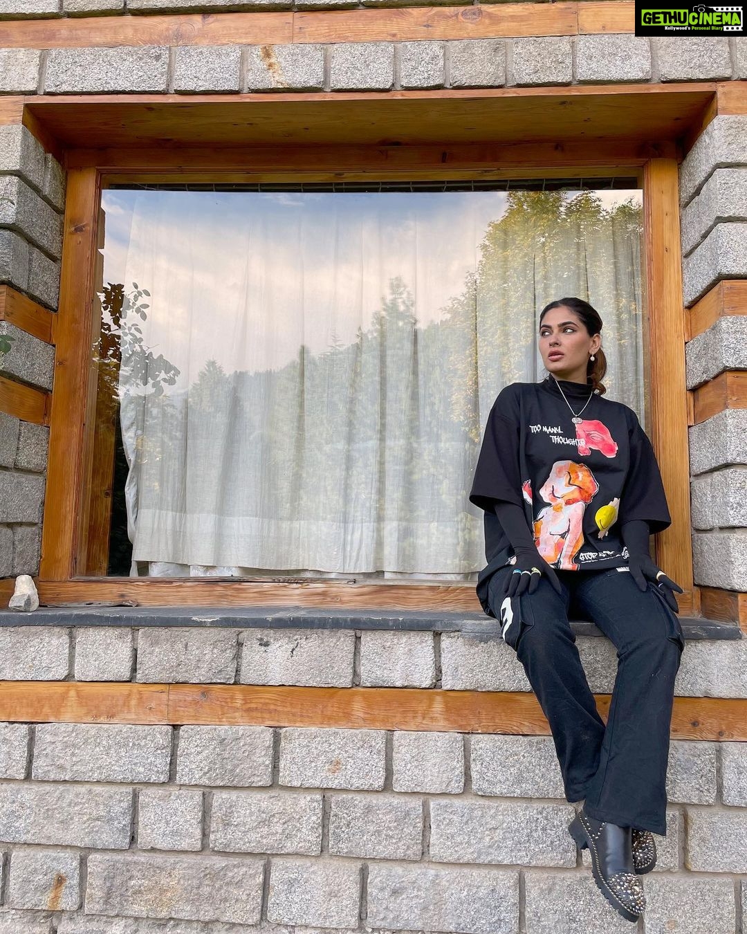 Karishma Sharma Instagram - We all feel a lot of emotions and we have too many thoughts, but by running away from it we make it worse, rather face it fearlessly and stop apologising for your emotions 🫡☺️🤪🤧🥹🤌🏼💙 @esthreall @banon_mountain_resorts