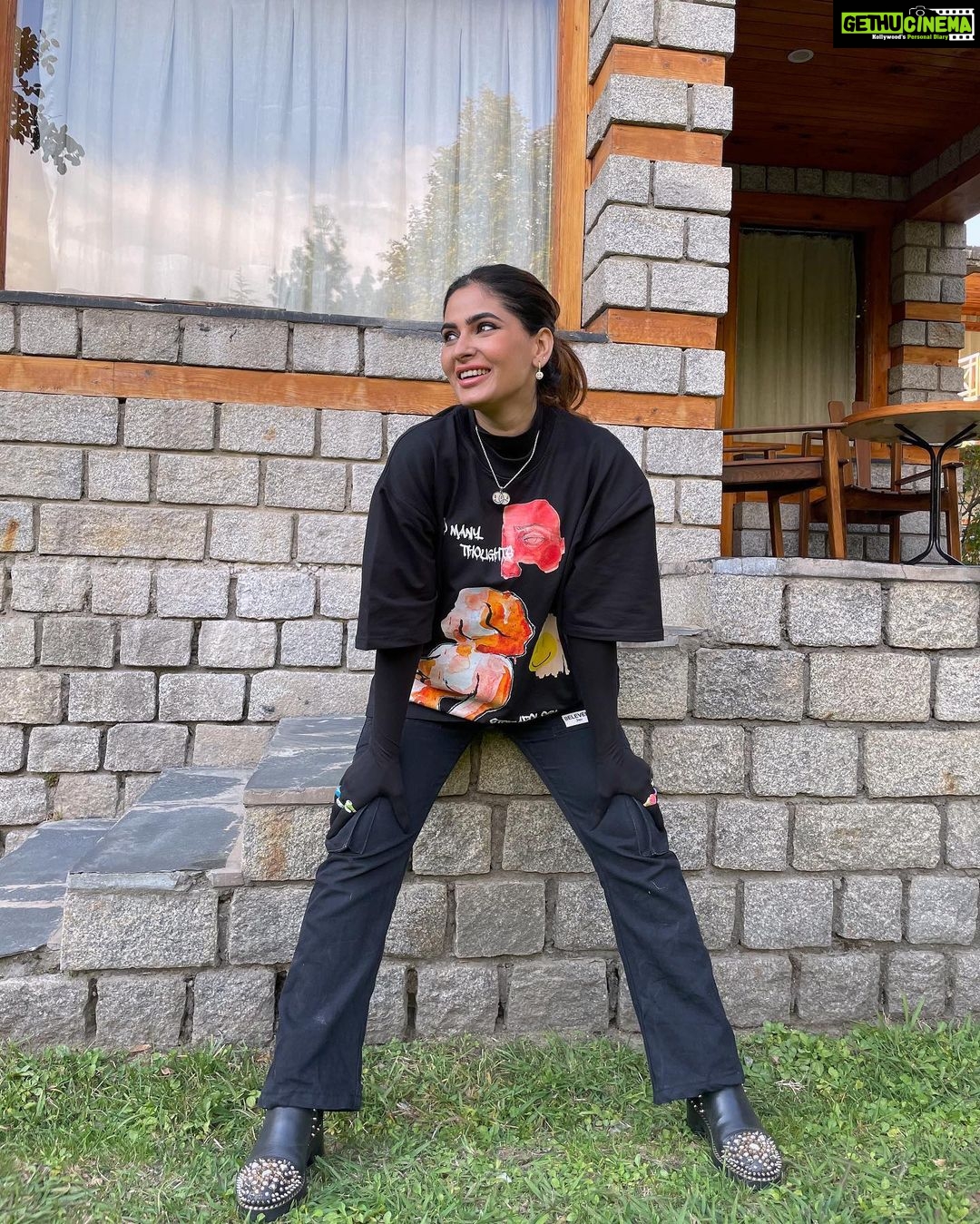 Karishma Sharma Instagram - We all feel a lot of emotions and we have too many thoughts, but by running away from it we make it worse, rather face it fearlessly and stop apologising for your emotions 🫡☺️🤪🤧🥹🤌🏼💙 @esthreall @banon_mountain_resorts