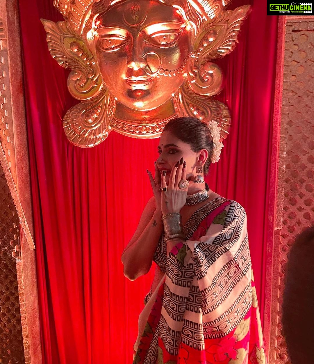 Karishma Sharma Instagram - Unveiling the power of Shakti, celebrating Durga Puja. 🙏❤️