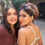 Karishma Sharma Instagram - "Brunch vibes with my favorite humans! 😄 Nothing beats the joy of goofing around with these girls. Grateful for the laughter, love, and endless happiness. Can't wait to hit rewind and do it all over again! 🥂💕 #BrunchBuddies #GoofyGals #HappinessOverload" All of us wearing @arvino_co