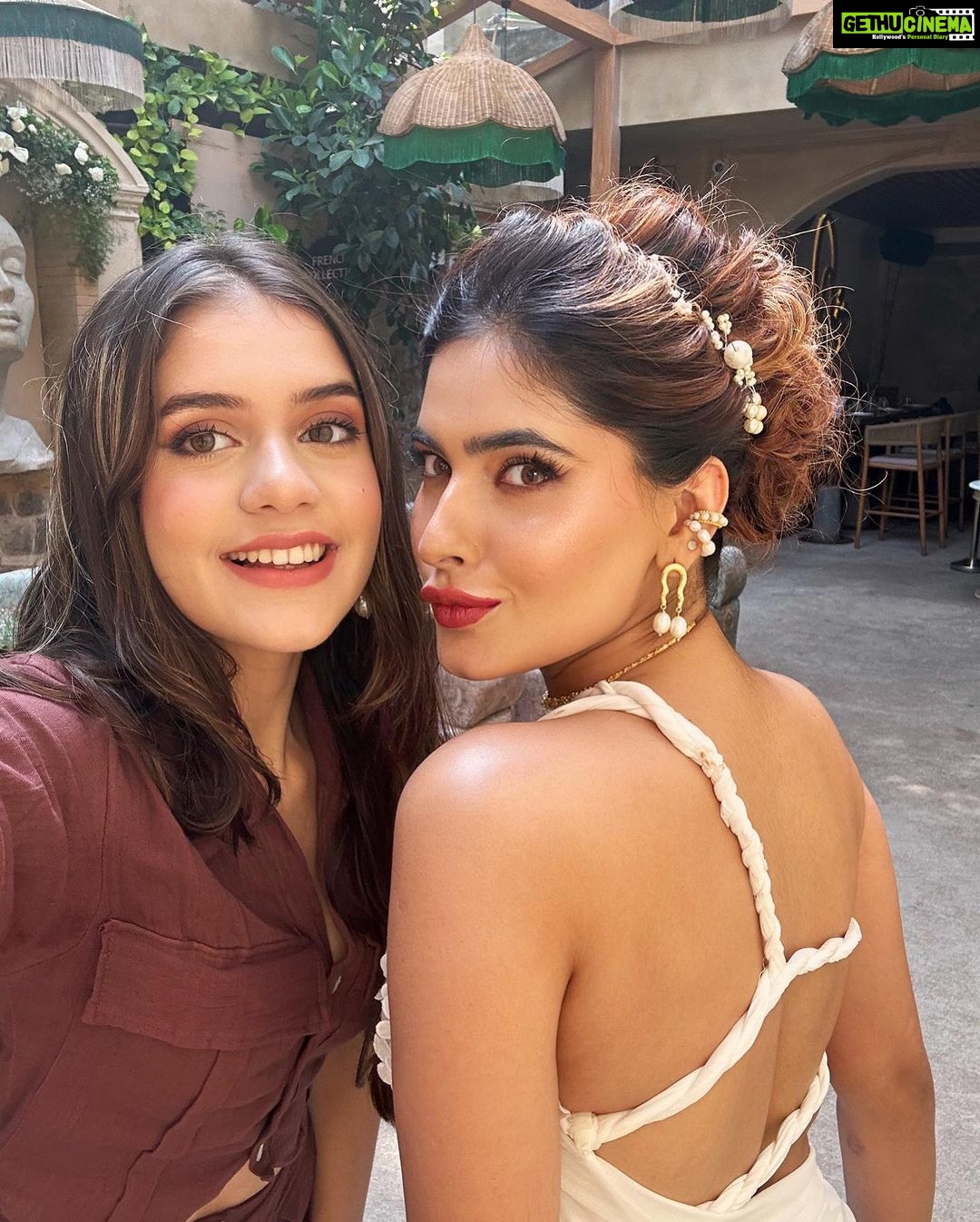 Karishma Sharma Instagram - "Brunch vibes with my favorite humans! š Nothing beats the joy of goofing around with these girls. Grateful for the laughter, love, and endless happiness. Can't wait to hit rewind and do it all over again! š„š #BrunchBuddies #GoofyGals #HappinessOverload" All of us wearing @arvino_co