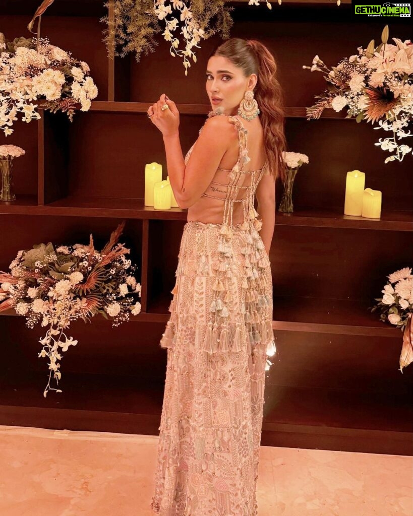 Karishma Sharma Instagram - The festival of love, light, and laughter is here. Let's celebrate it together 💫💫🪔 The Usual Suspects, what a night❤ We danced till we dropped 🤣💫 Outfit @payalsinghal Makeup by @makeupbykhushikhivishra Hair @arifayadav_make_you_gorgeous