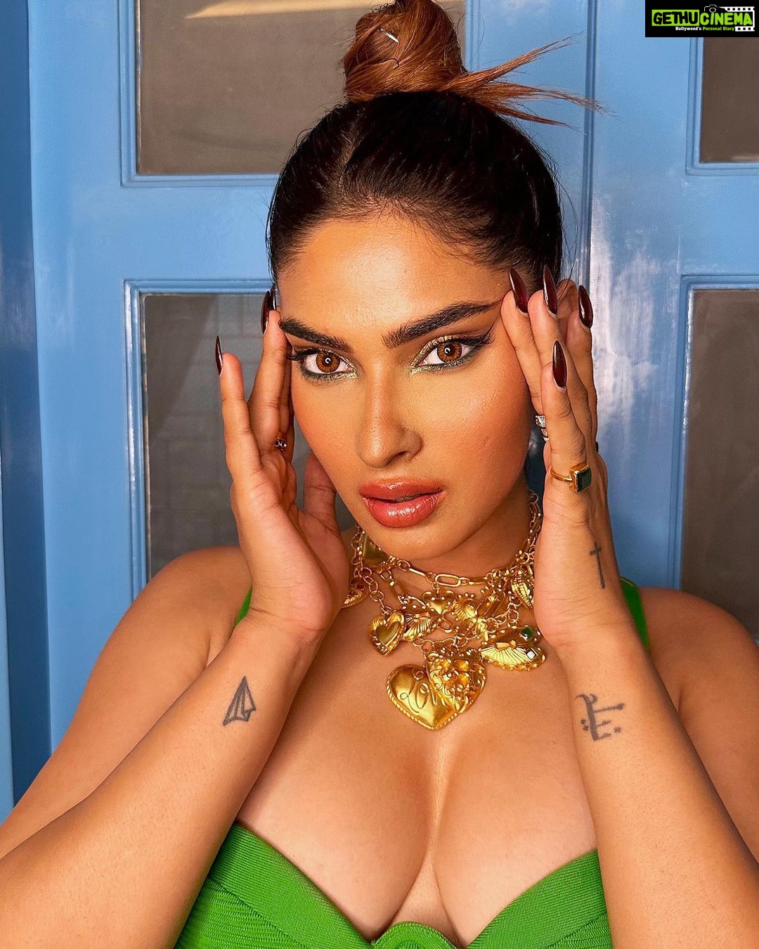Karishma Sharma Instagram - Still the same woman,with the same name.Just a different mindset and a new growth game. Let’s see a sneak peek of @nykaaland @toofacedlovesindia @esteelauderin @maccosmeticsindia @bobbibrownindia @charlottetilbury @clinique_in @nykaacosmetics