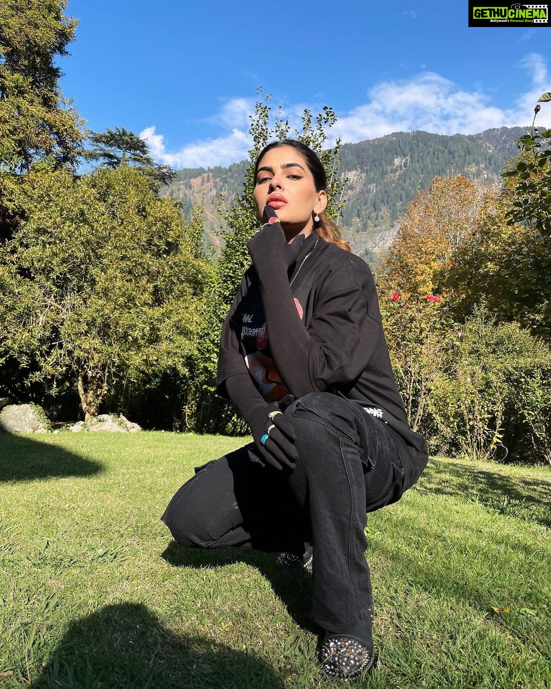 Karishma Sharma Instagram - We all feel a lot of emotions and we have too many thoughts, but by running away from it we make it worse, rather face it fearlessly and stop apologising for your emotions 🫡☺️🤪🤧🥹🤌🏼💙 @esthreall @banon_mountain_resorts