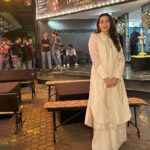 Karisma Kapoor Instagram - Prithvi Festival Opening Night 🎭🩷✨ Have you visited yet ? #prithvitheatre #loveofthearts #family Family pic credit - @bombaytimes