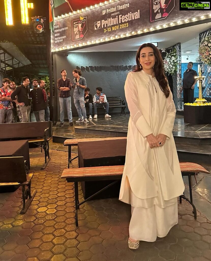 Karisma Kapoor Instagram - Prithvi Festival Opening Night 🎭🩷✨ Have you visited yet ? #prithvitheatre #loveofthearts #family Family pic credit - @bombaytimes