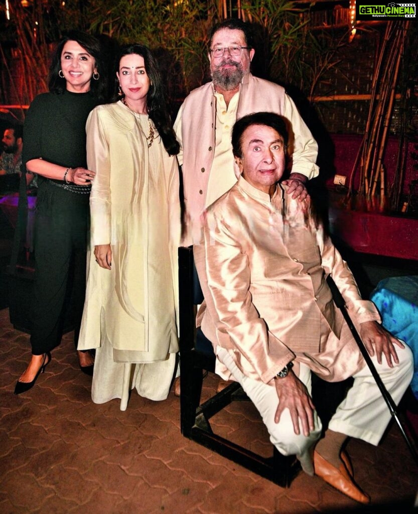 Karisma Kapoor Instagram - Prithvi Festival Opening Night 🎭🩷✨ Have you visited yet ? #prithvitheatre #loveofthearts #family Family pic credit - @bombaytimes