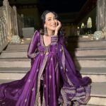 Karisma Kapoor Instagram - Happy Dussehra 💜✨💜 Embrace the Values of Righteousness, Love and Truth on this auspicious occasion and always 🙏🏼🪔 #peaceandpositivity
